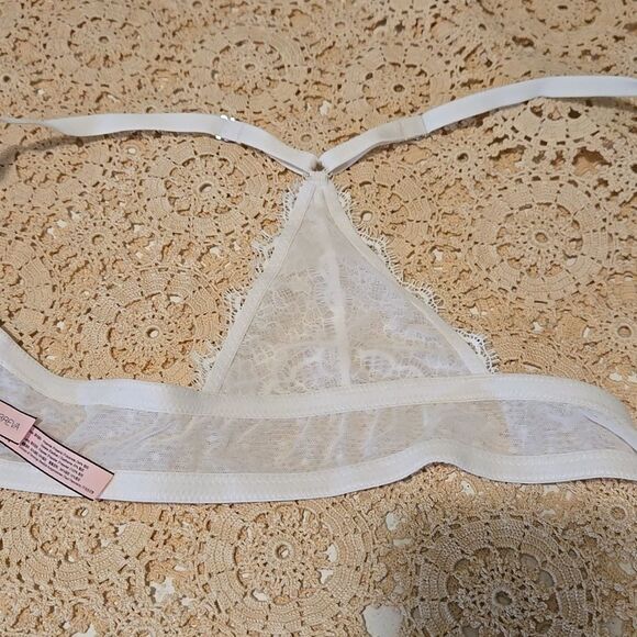 White Underwire Bra with Lace Texture and Adjustable Straps - Picture 6 of 7